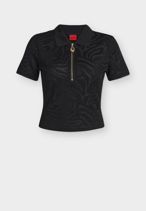Schwarzes kurzärmeliges Poloshirt mit dezentem Zebramuster, goldfarbenem Reißverschluss mit rundem Zug und rotem Markenetikett im Krageninneren.