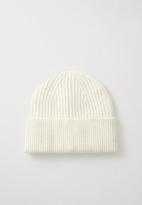 Beanie bianco a costine con risvolto, caratterizzato da un motivo testurizzato e un tessuto morbido, adatto per essere indossato nei periodi freddi.
