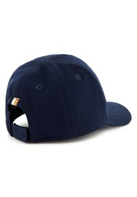 Casquette en coton bleu marine avec une visière incurvée, une sangle ajustable et des détails de couture visibles à l'arrière et sur la couronne.