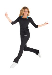 Schwarzes langärmliges Sportoberteil mit blauen Akzenten, kombiniert mit engen schwarzen Hosen, getragen mit weißen Sportschuhen. Das Outfit hat eine glatte Textur.