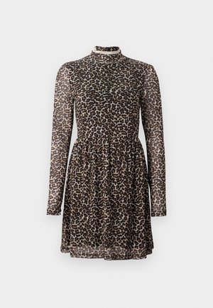 Robe à manches longues en tissu transparent avec un motif léopard dans des nuances de marron et de noir, dotée d'un col montant et d'une taille froncée.