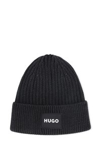 Bonnet en tricot noir avec une texture côtelée ; présente un revers et une patch logo rectangulaire avec "HUGO" en lettres blanches.