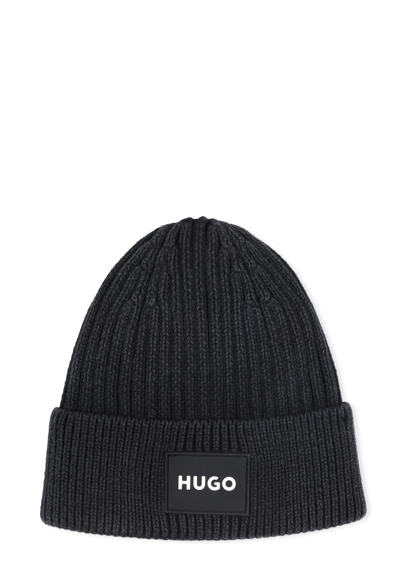 Bonnet en tricot noir avec une texture côtelée ; présente un revers et une patch logo rectangulaire avec "HUGO" en lettres blanches.