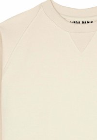 Sweat-shirt couleur crème avec un col rond, des bords côtelés et un détail en V sur le col. Tissu doux et texturé avec une coupe décontractée.