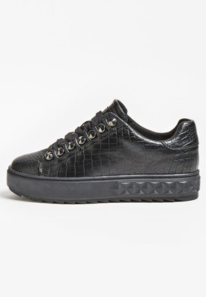 Lavtopet sort sneaker med krokodillemønster, nittede metaløjer til snørebånd og tyk sål med hævede pyramidemønstre, vist fra siden.