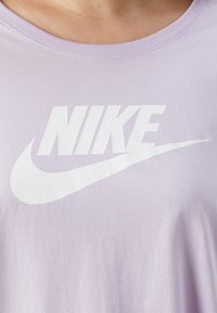 Nike Sportswear CLUB TEE - Apdrukāts T-krekls - violet mist