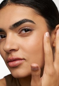 The Body Shop FREESTYLE MULTI COLOUR - Foundation - rebel