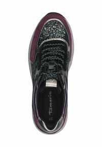 Sneaker nera con tomaia glitterata, caratterizzata da accenti viola e argento, lacci testurizzati e colletto imbottito per il comfort.