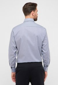 Gestreept overhemd met knopen in blauw en wit, met lange mouwen, een klassieke kraag en manchet met één knoop. Achteraanzicht toont de schoudernaden en pasvorm.