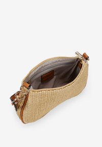 Bolso de paja trenzada en color beige con un forro interior suave. Cuenta con cierre de cremallera, detalles de cuero y una cadena de metal para llevar.