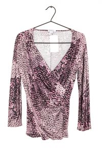 Långärmad omslagsblus i lätt tyg, med ett djurtryck i rosa, lila och svart, med V-ringning och draperad frontdetalj.