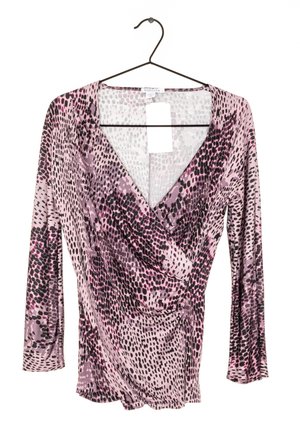 Langärmlige Wickelbluse aus leichtem Stoff mit einem Design in pink, lila und schwarzem Tierdruck, V-Ausschnitt und doppeltem Vorderteil.