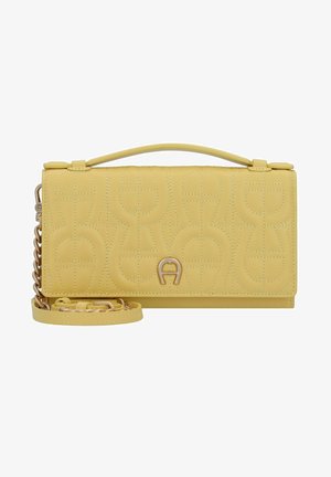 Bolso de cuero amarillo con patrón de costura geométrico, cierre de logotipo en tono dorado, asa superior y correa de cadena desmontable.