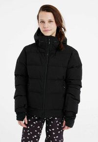 Schwarze Daunenjacke mit hohem Kragen und abnehmbarem Kapuzen, mit gesteppten Abschnitten, Reißverschluss vorn und Seitentaschen.