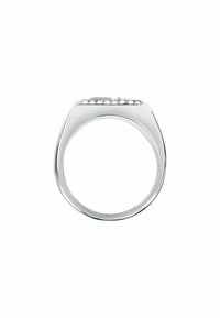 Anello d'argento con una fascia liscia e una parte superiore piatta. Presenta una fila di piccole pietre trasparenti lungo il bordo superiore. Finitura lucida.