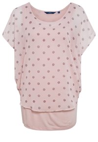 Top de color rosa claro hecho de una tela transparente con una textura suave, que presenta un patrón de lunares y un corte suelto y relajado con mangas anchas.