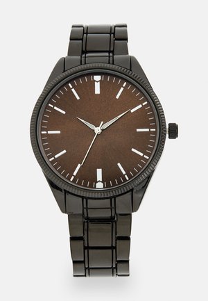 Schwarze Metallarmbanduhr mit braunem Zifferblatt, weißen Stundenmarkierungen, drei silbernen Zeigern und verbundenem Metallarmband.