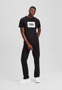 KARL LAGERFELD BIG STACK LOGO - Marškinėliai su spaudiniu - black