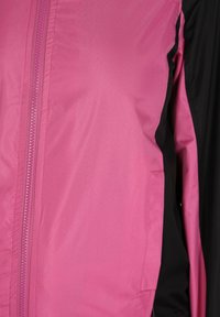 Giacca rosa con chiusura a cerniera completa e tasche laterali, realizzata in materiale liscio e leggero; dettagli neri sulle maniche.