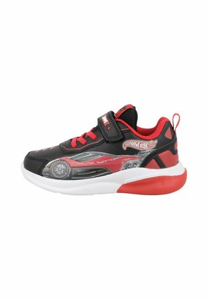 Sneaker per bambini nero e rosso con cinturino, caratterizzato da una grafica di auto su un lato, tomaia testurizzata e suola in gomma bianca.