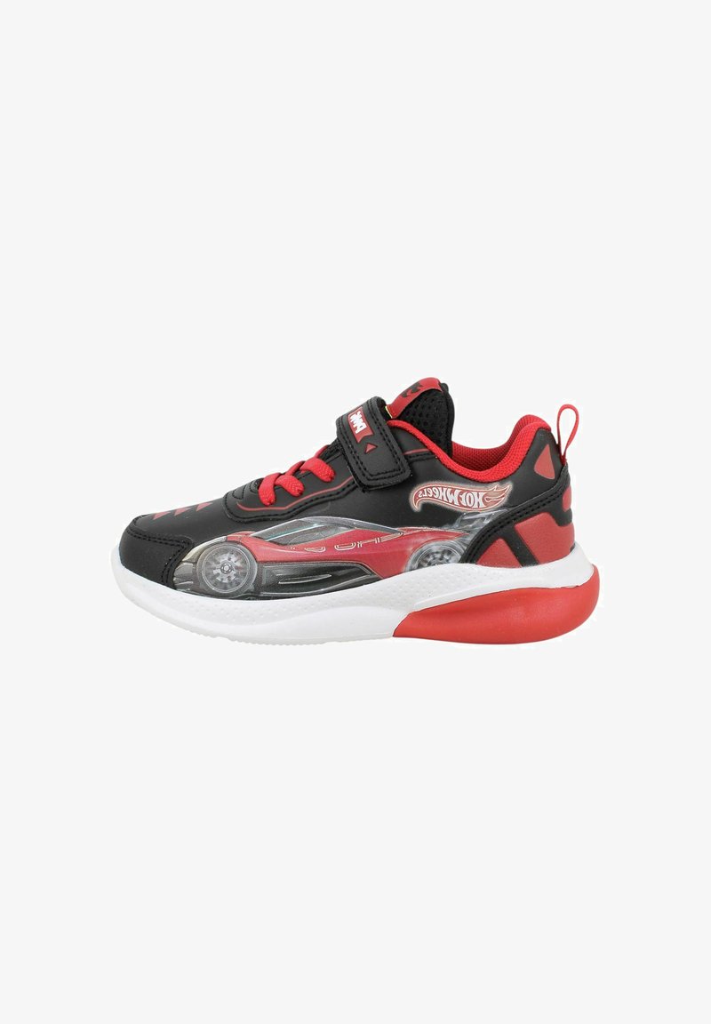 Scarpe sportive nere e rosse con grafica di un'auto. Materiale sintetico con parte superiore testurizzata, cinturino in velcro e suola bianca imbottita.