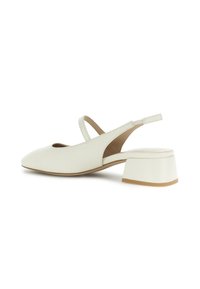 Scarpa slingback in pelle bianca con punta affusolata, lati con ritagli e tacco quadrato a blocco. Presenta una sola fascia sopra il piede.