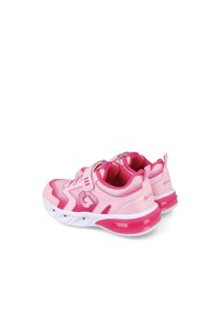 Zapatillas deportivas rosas con parte superior de malla y acentos sintéticos, que cuentan con una correa de Velcro, un collar acolchado y una suela de goma con un tacón transparente rosa.