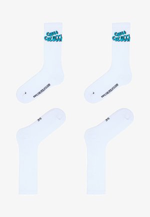 Chaussettes en coton blanches avec un texte graphique bleu et rose "CARLO COLUCCI" sur le dessus. Comprend des logos sur les semelles.