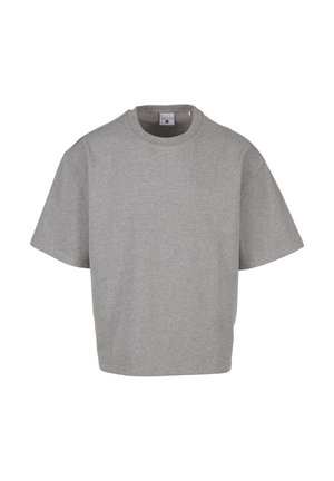 Egyszínű világosszürke, rövid ujjú, bő fazonú pamut póló kerek nyakkivágással, fehér háttér előtt bemutatva.