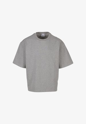 Egyszínű világosszürke, rövid ujjú, bő fazonú pamut póló kerek nyakkivágással, fehér háttér előtt bemutatva.