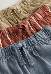 Tres pares de pantalones cortos: verde oliva, óxido con rayas blancas, y azul, con cintura elástica ajustable y tejido texturizado.