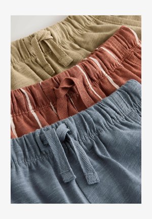 Trzy pary szortów: oliwkowo-zielone, rdzawe z białymi paskami oraz niebieskie, z regulowanymi elastycznymi pasami i teksturowaną tkaniną.