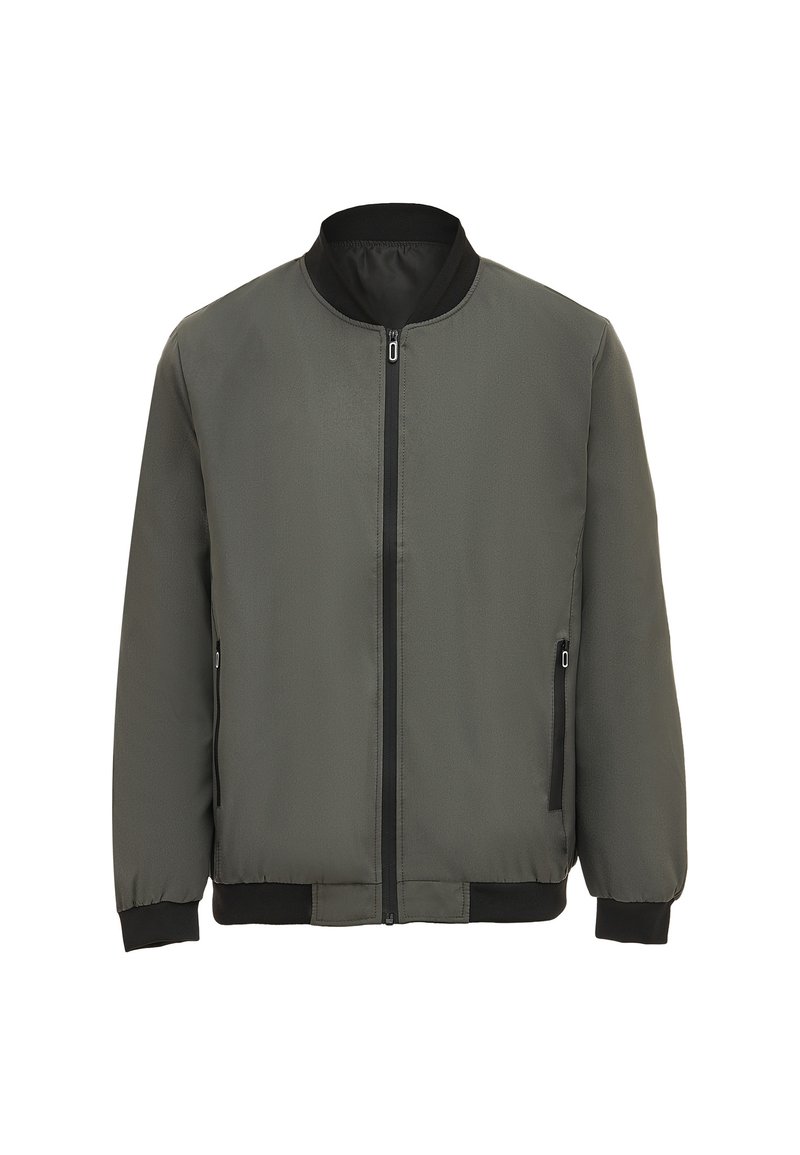 Jachetă bomber de culoare verde măslinie cu guler și manșete ribbate negre, închidere frontală cu fermoar și două buzunare laterale cu fermoar. Textură de țesătură netedă.