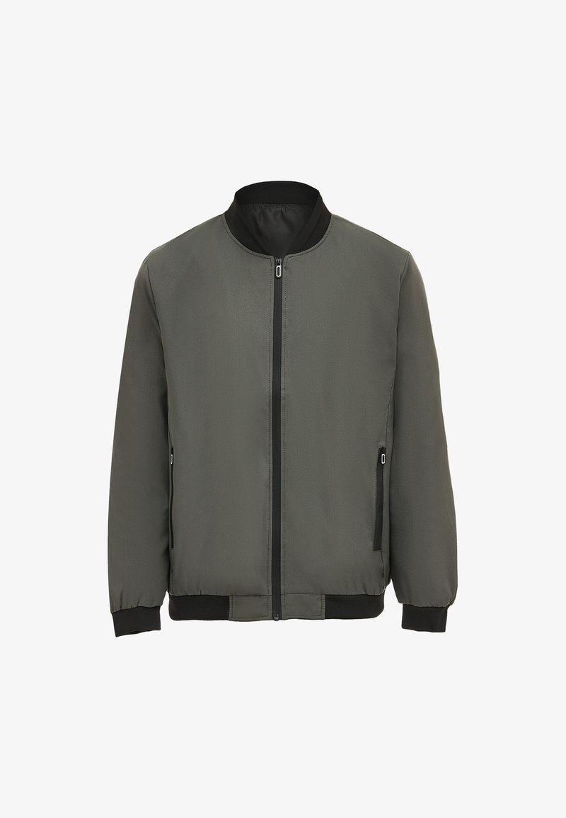Olijfgroene bomberjack met een zwarte geribde kraag en manchetten, frontale ritssluiting en twee zijzakken met ritsen. Glad stoffen textuur.
