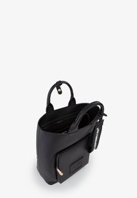 Borsa a tracolla in pelle nera testurizzata con due manici, tasca frontale con zip e una tracolla rimovibile etichettata "BAG RESPONSABILE."
