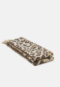 Écharpe en tissu beige pliée avec imprimé léopard noir et marron et franges courtes à une extrémité, sur un fond blanc uni.