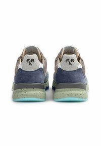 Sneaker con una miscela di suede grigio e pelle blu, caratterizzate da una suola intermedia maculata verde e un logo sottile sul tallone.