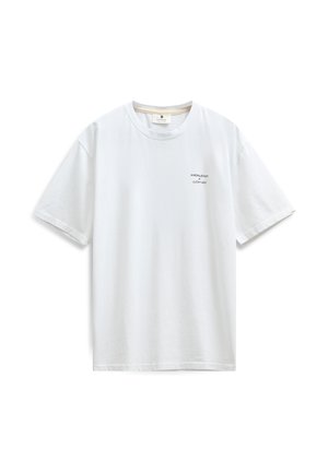 T-shirt bianca in cotone a maniche corte con scollo rotondo e piccolo testo "ANERKJENDT X LUCKY 451" sulla parte sinistra del petto.