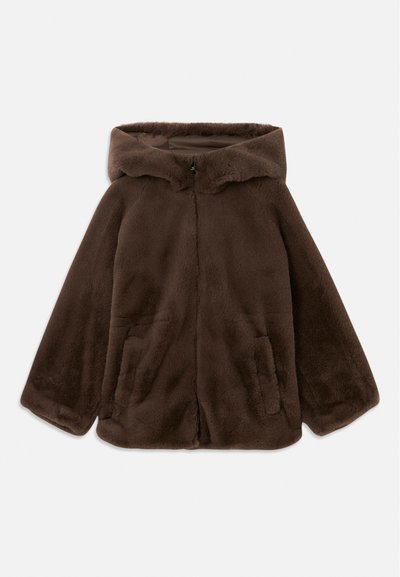 Rjava umjetna krzna jakna s kapuljačom, s prednjim zatvaračem i bočnim žepovima, prikazana položena ravno na bijeloj pozadini.