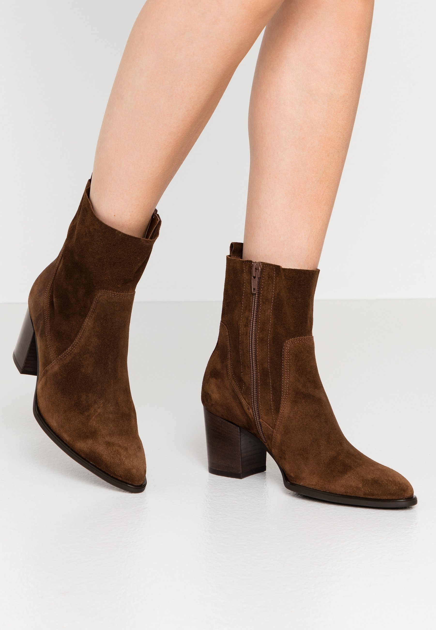 caterpillar casual reegan