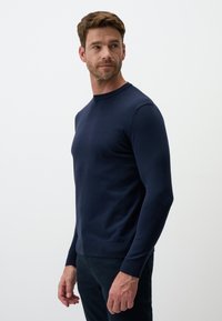 Maglione lavorato a maglia blu navy con scollatura a girocollo, maniche lunghe e polsini a coste, caratterizzato da una superficie liscia e un design aderente.