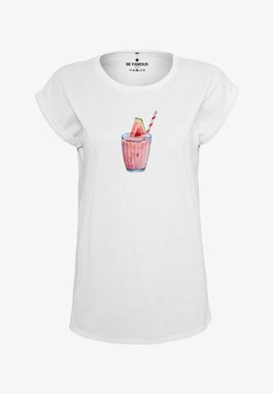 Weißes kurzärmliges T-Shirt mit einer Aquarell-Illustration eines Glases mit einem rosafarbenen Getränk, einem Strohhalm und einer Melonenscheibe.