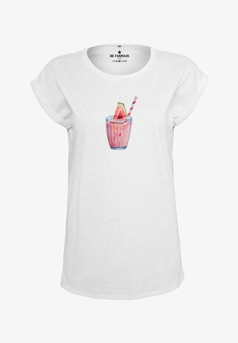 Weißes kurzärmliges T-Shirt mit einer Aquarell-Illustration eines Glases mit einem rosafarbenen Getränk, einem Strohhalm und einer Melonenscheibe.