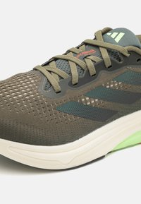 adidas Performance SUPERNOVA SOLUTION - Chaussures de running sur route - olive strata/legend ivy/green spark