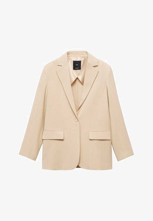 Beżowa marynarka w prążki z wyraźnie zarysowaną sylwetką, klapami w stylu notch, dwoma przednimi kieszeniami i pojedynczym zapięciem na guzik. Gładka tekstura materiału.