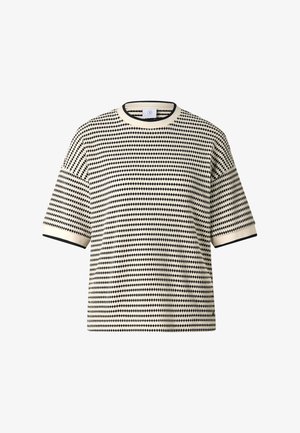 Krótki sweter z krótkim rękawem w czarno-beżowy wzór diamentowy, z kontrastującym beżowym kołnierzem i mankietami rękawów z czarną lamówką.