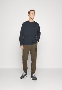 Lyle & Scott EMBROIDERED CREW NECK - Felpa - dark navy