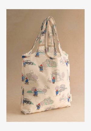 Bolsa de tela reutilizable con ilustraciones coloridas de un oso con un sombrero rojo cerca de paisajes urbanos, árboles, coches y autobuses.
