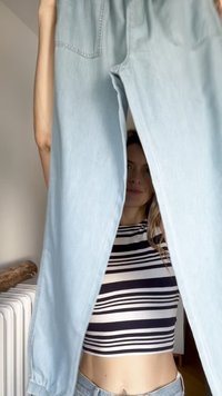 Svetlomodré džíny z denimu, ktoré sú držané hore, s rovnom strihom, minimálnym poškodením a štandardnými vreckami. Hladká textúra.