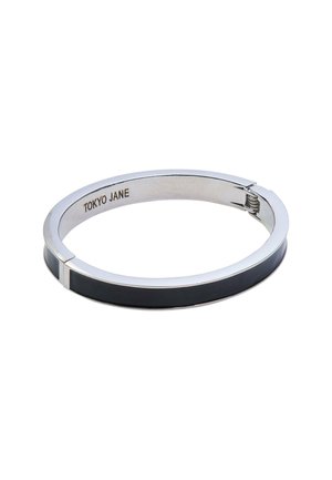Silbernes Armreif-Bangle mit einem schwarzen Emailleband, schlankes Design mit einem dezenten Scharnierverschluss, auf der Innenseite eingraviert "TOKYO JANE".